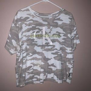 Womans Calvin klien crop tee.